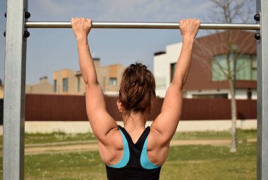 Sırtüstü asılmış genç bir kadın.