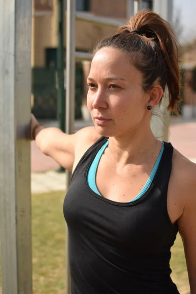 Beyaz Kafkas kadın parkta esneme hareketleri yapıyor..