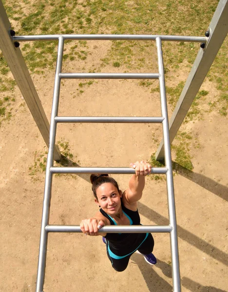 Şehir parkında egzersiz yapan genç bir kadın..