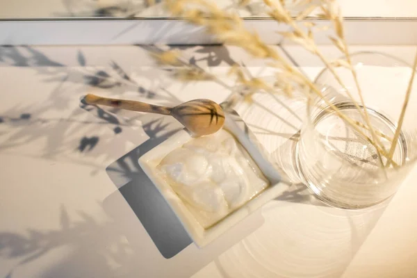 Temiz ve yumuşak cilt için nemlendirici krem. Krema kavanozu içeri. Sağlık hizmetleri kavramı.