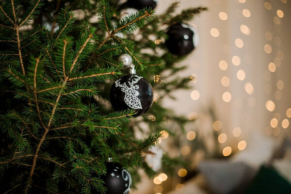 Рождественские украшения, елка с огнями и игрушками. праздничная атмосфера дома во время Рождества. новогодняя елка и огни
