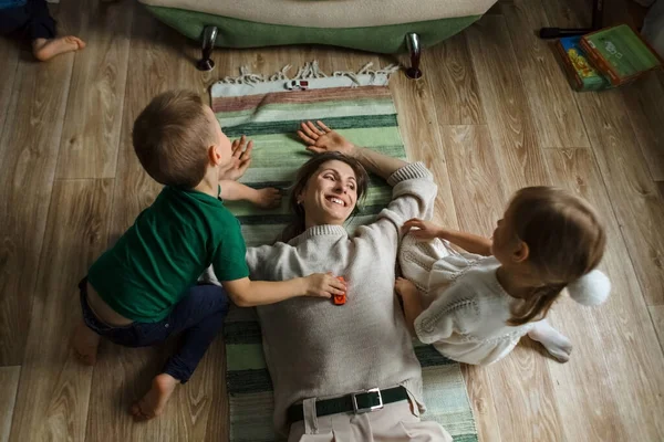 Mamá Hijos Chico Chica Acuéstense Juntos Familia Feliz —  Fotos de Stock