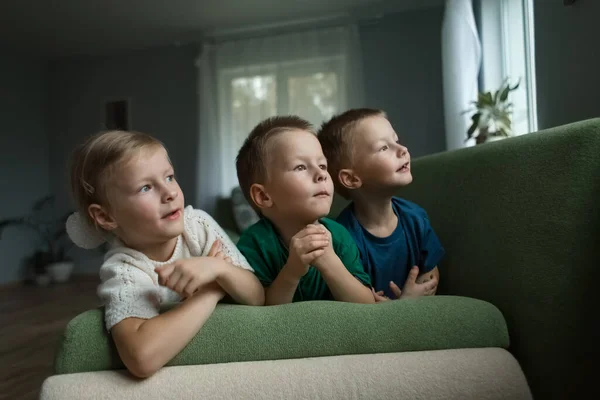 Güzel çocuklar evdeki kanepede yatar, yan tarafa bakarlar..