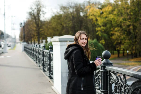 Şehirde ceketli bir kız var. Sahte çitin orada bir bardak var..