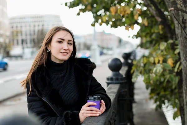 Şehirde ceketli bir kız var. Sahte çitin orada bir bardak var..