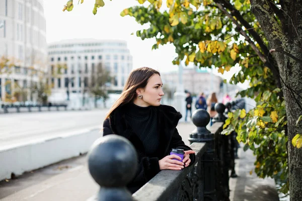 Şehirde ceketli bir kız var. Sahte çitin orada bir bardak var..