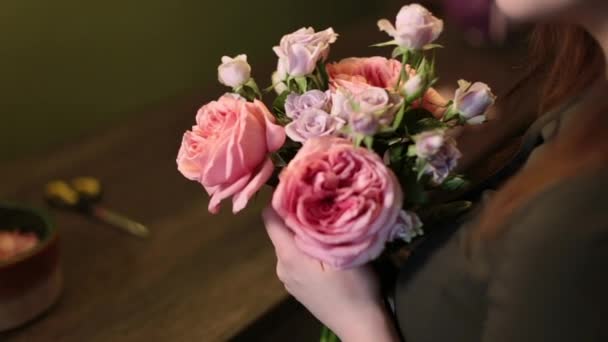 Bouquet of pink flowers in the hands of a young girl. — Stock Video