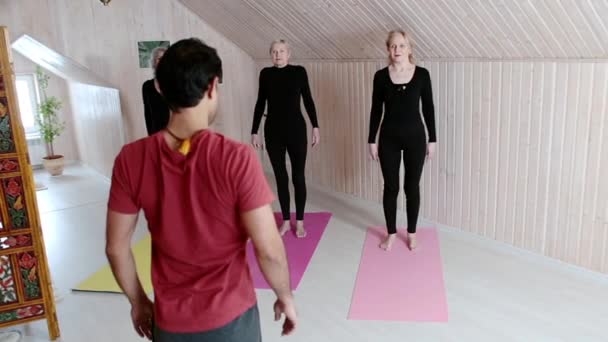 Üç yaşlı kadın evde bir eğitmenle yoga egzersizleri yapıyor.. — Stok video
