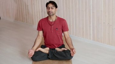 Yerdeki evde yoga yapan Hintli adam..