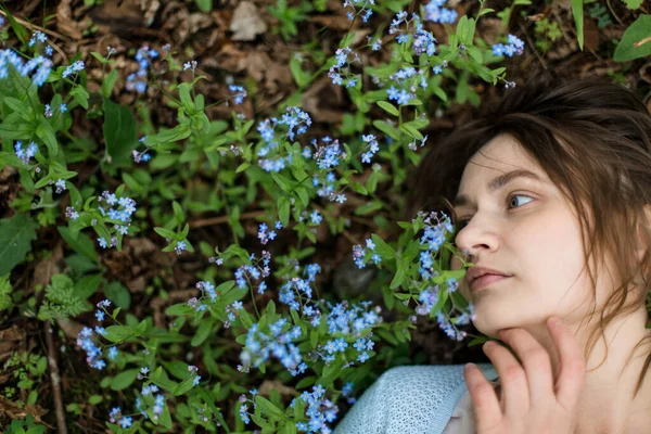 Meadow of forget-me-Nots 'ta bir sürü boş yer var. Gözler açık..
