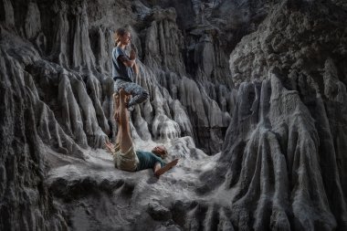 Kadın ve adam acro yoga yaparken