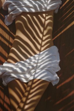 palmiye yaprakları ile spa kadında