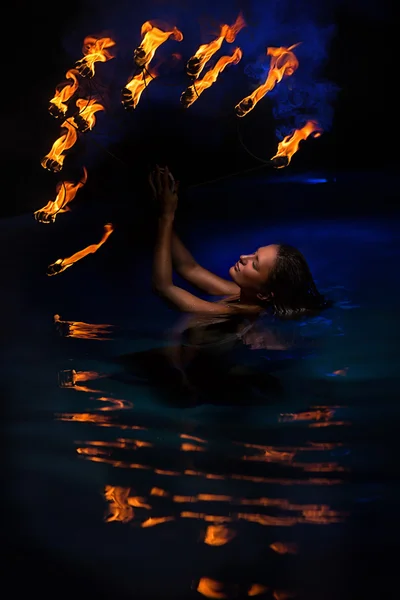 Femme incendiaire dans l'eau — Photo