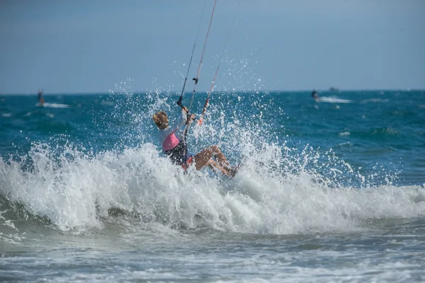 Surfer rijdt golven — Stockfoto