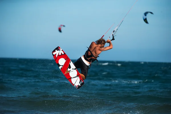 Kite surfista monta ondas — Fotografia de Stock