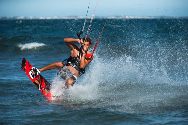 Kite surfer rides waves — Stock Photo, Image