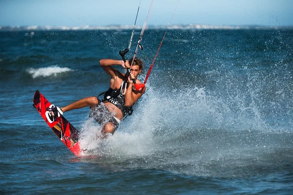 Kite surfer Rider vågor — Stockfoto