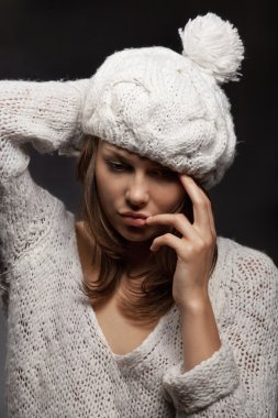 Beyaz yün şapkalı kız 