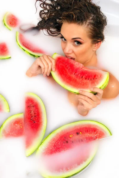 Menina desfrutar de banho com melancia — Fotografia de Stock