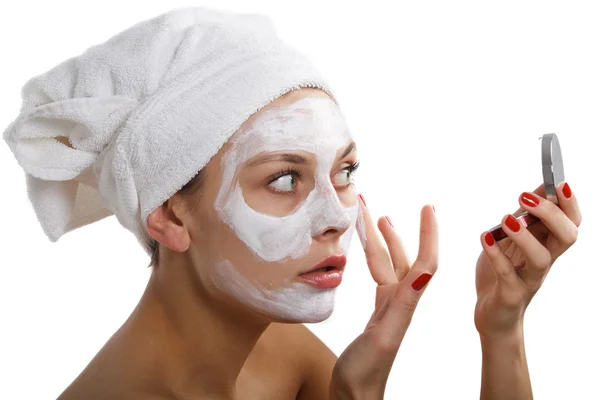 Frau macht kosmetische Maske — Stockfoto