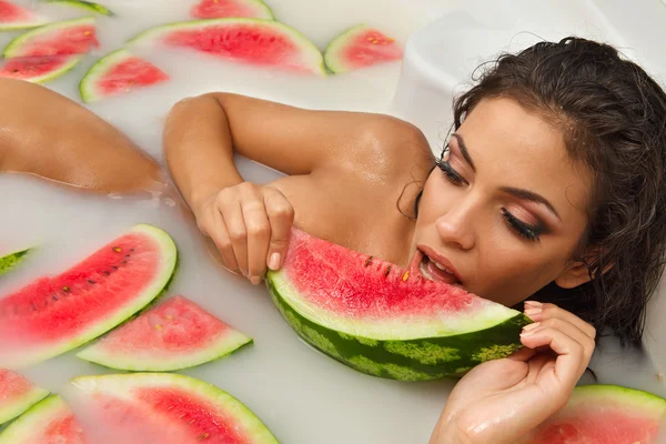 Gadis menikmati mandi dengan semangka — Stok Foto