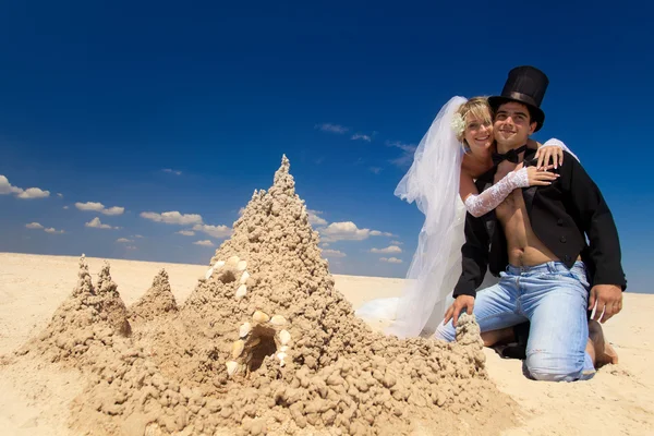 Paar genieten op het strand — Stockfoto