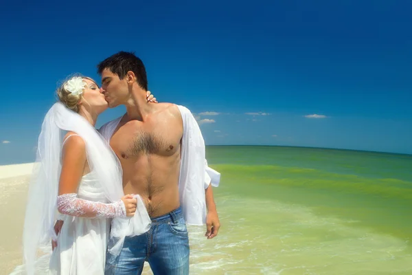 Frisch verheiratetes Paar küsst sich — Stockfoto