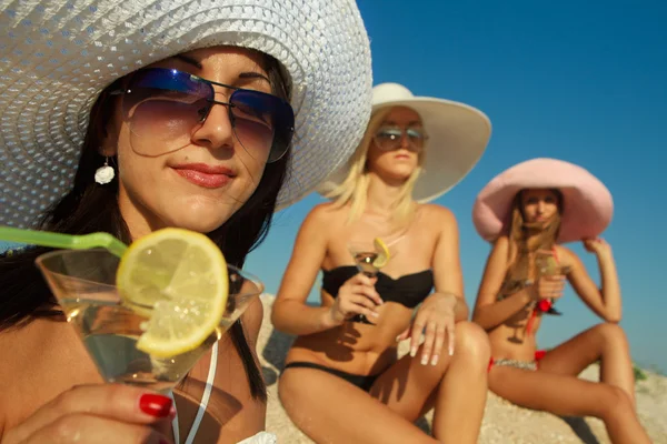 Women have fun on beach — Stock Photo, Image