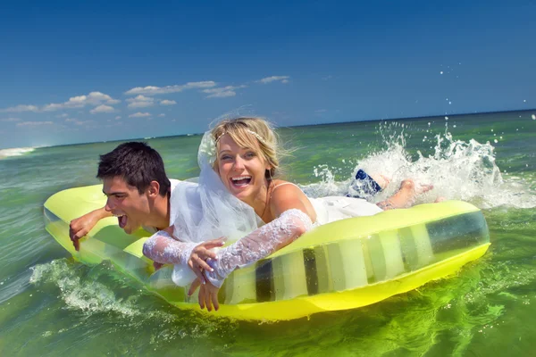Couple s'amuser en mer — Photo
