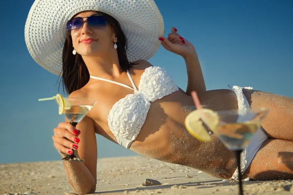 Жінка розважається на пляжі — стокове фото
