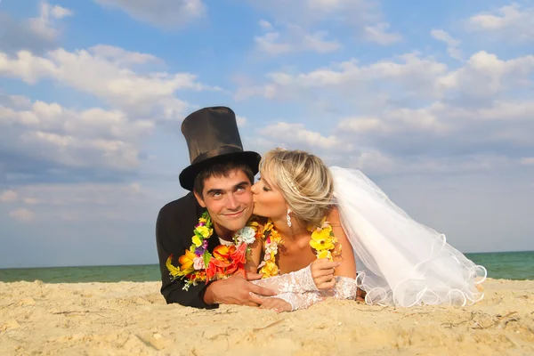 Пара насолоджується на пляжі — стокове фото