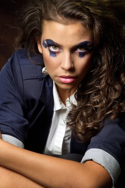 Frau mit abstrakt blauem Make-up — Stockfoto