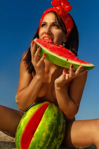 Junge Dame mit Wassermelone — Stockfoto