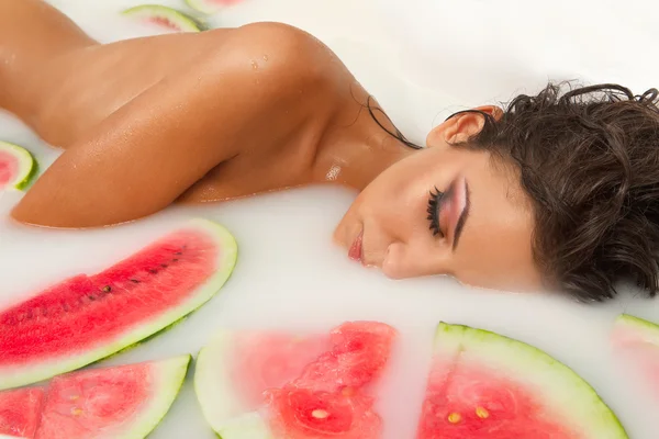 Meisje geniet van bad met watermeloen — Stockfoto