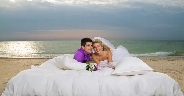 Young couple resting in bed — Stock Photo, Image