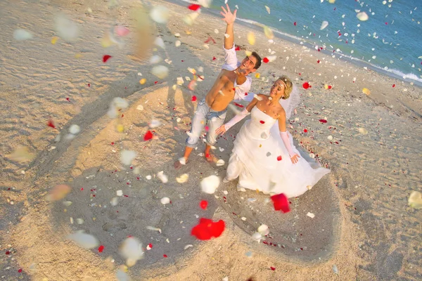 Pareja recién casada en la playa — Foto de Stock