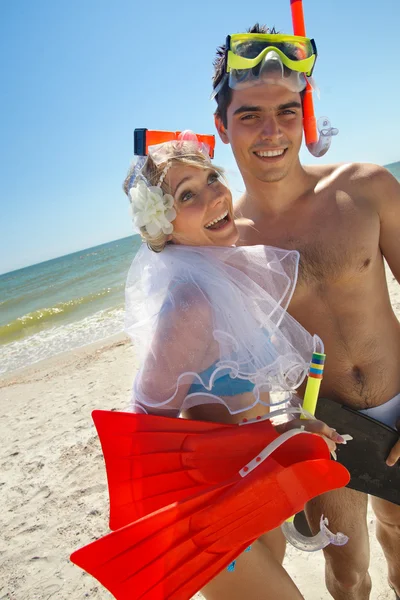 Beautiful couple on beach — Stock Photo, Image