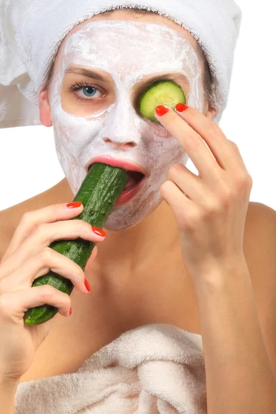 Menina com máscara e pepino — Fotografia de Stock