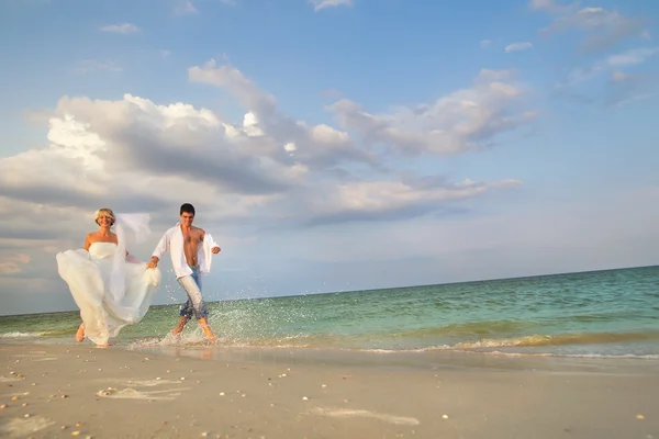 Couple running in sunshine — Stock Photo, Image