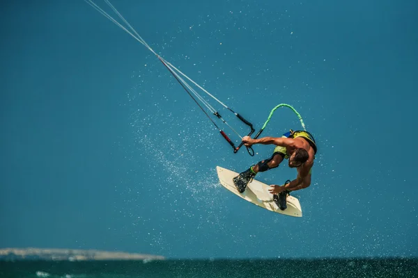 Muž Kitesurfing v modrém moři — Stock fotografie