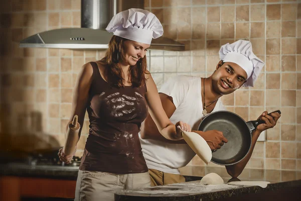 Couple cooking dinner — Stock Photo, Image