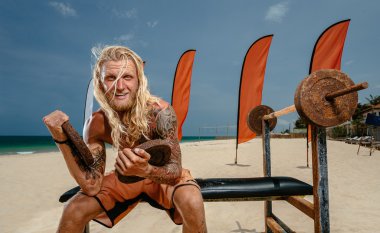 Ağırlık kaldırma yapan erkek