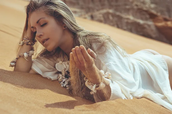 Mujer acostada en la playa de arena —  Fotos de Stock