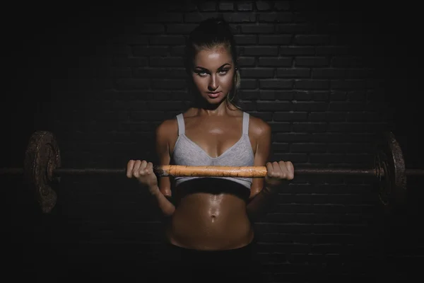 Kobieta z atletyczna budowa ciała robienie ćwiczeń — Zdjęcie stockowe
