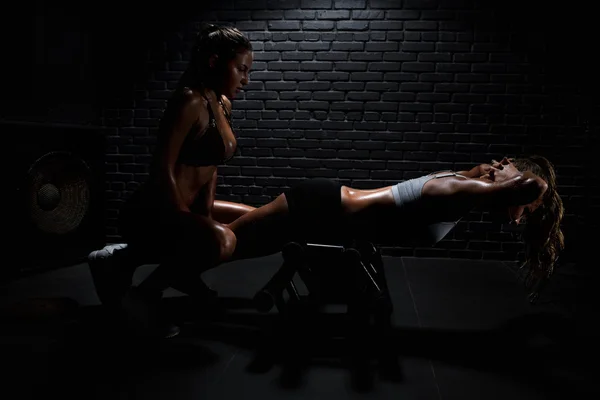 Haciendo ejercicio en el gimnasio — Foto de Stock