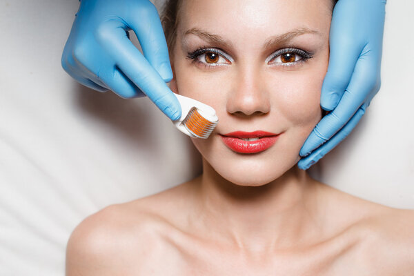 Молодая женщина с рулоном
