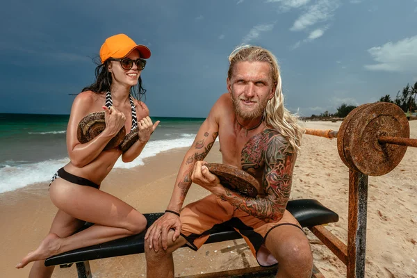 Mujer y hombre haciendo levantamiento de pesas — Foto de Stock