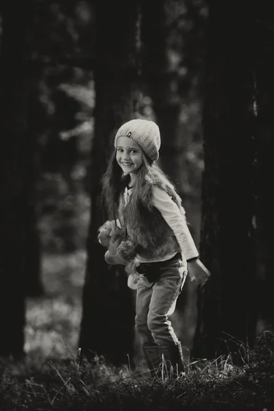 Bambina che corre nella foresta — Foto Stock