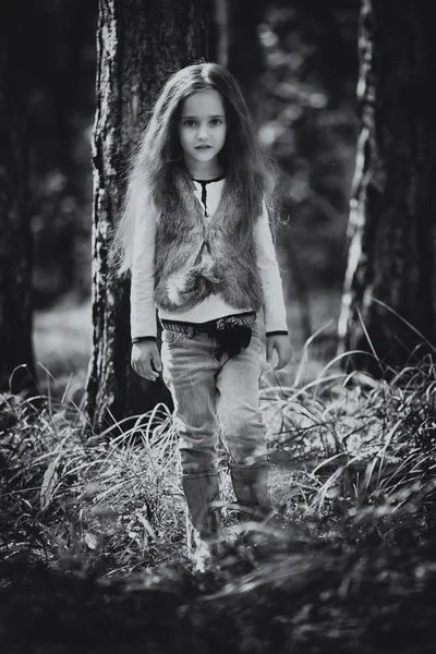Niña caminando en el bosque — Foto de Stock