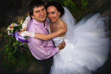 Gelin ve damat sarılıyor.